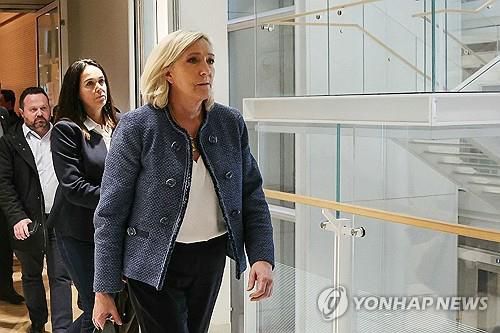 지난달 31일 법원의 1심 선고 도중 법정 나가는 르펜 의원[AFP 연합뉴스 자료사진. 재판매 및 DB 금지]