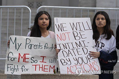 지난 2월 로스앤젤레스 시내에서 이민자 추방 정책 반대 시위에 참가한 고등학생들[AP 연합뉴스 자료사진. 재판매 및 DB 금지]