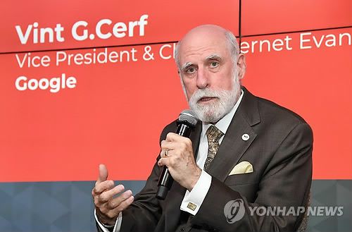 강연하는 빈트 서프 구글 부사장(서울=연합뉴스) 15일 강남구 대치동 구글 캠퍼스 서울에서 빈트 서프 구글 부사장이 강연하고 있다. 2018.5.15 [구글 제공=연합뉴스] photo@yna.co.kr