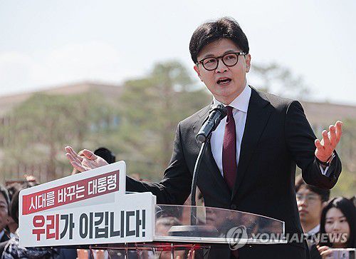 대선 출마 선언하는 한동훈 전 대표(서울=연합뉴스) 류영석 기자 = 국민의힘 한동훈 전 대표가 10일 국회 앞에서 대선 출마 선언을 하고 있다. 2025.4.10     ondol@yna.co.kr (끝0