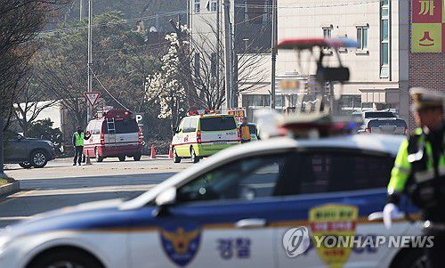 도로 통제하는 경찰(광명=연합뉴스) 홍기원 기자 = 11일 붕괴 우려 신고가 접수된 경기도 광명시 일직동 신안산선 환기구 공사 현장에서 경찰이 주변 도로를 통제하고 있다. 2025.4.11 xanadu@yna.co.kr