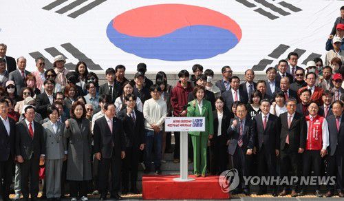 나경원 의원, 대선 출마선언(서울=연합뉴스) 박동주 기자 = 국민의힘 나경원 의원이 11일 서울 여의도 국회 본청 앞 계단에서 대선 출마 선언을 하고 있다. 2025.4.11 pdj6635@yna.co.kr