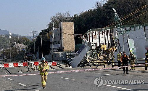 광명 신안산선 지하터널 공사 사고 현장(광명=연합뉴스) 11일 경기도 광명시 일직동 신안산선 지하터널 공사 현장이 붕괴해 주변의 출입이 통제돼 있다. 2025.4.11 [경기도소방재난본부 제공. 재판매 및 DB 금지] stop@yna.co.kr