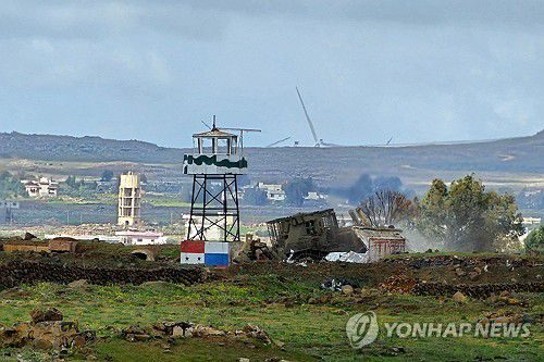골란고원에 진입한 이스라엘군 장갑불도저가 시리아군 초소를 파괴하는 모습[AFP 연합뉴스 자료사진. 재판매 및 DB 금지]