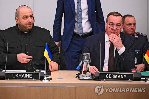 나토 본부서 우크라 지원 공조 회의(브뤼셀 AFP=연합뉴스) 영국과 독일 주도로 11일(현지시간) 우크라이나 지원 공조를 위한 '우크라이나 방위연락그룹'(UDCG) 회의가 개최됐다. 사진 왼쪽부터 루스템 우메로프 우크라 국방장관, 보리스 피스토리우스 독일 국방장관. 2025.4.11 photo@yna.co.kr [재판매 및 DB 금지]