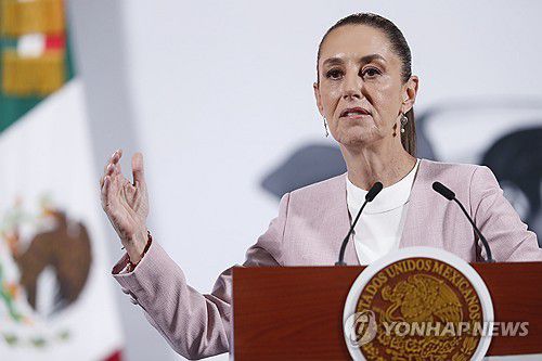 대통령궁에서 아침 정례 기자회견 하는 클라우디아 셰인바움 멕시코 대통령[멕시코시티 EPA=연합뉴스. 재판매 및 DB 금지]