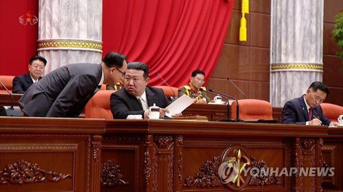 2023년 제8차 전원회의 확대회의에서 조용우너 조직비서와 대화하는 김정은(서울=연합뉴스) 북한 김정은 국무위원장 주재로 노동당 중앙위원회 제8기 제8차 전원회의 확대회의가 지난 16일부터 18일까지 당중앙위원회 본부에서 열렸다고 조선중앙TV가 19일 보도했다. 김 위원장이 조용원 당 조직비서와 대화하고 있다. [조선중앙TV 화면] 2023.6.19     [국내에서만 사용가능. 재배포 금지. For Use Only in the Republic of Korea. No Redistribution] nkphoto@yna.co.kr