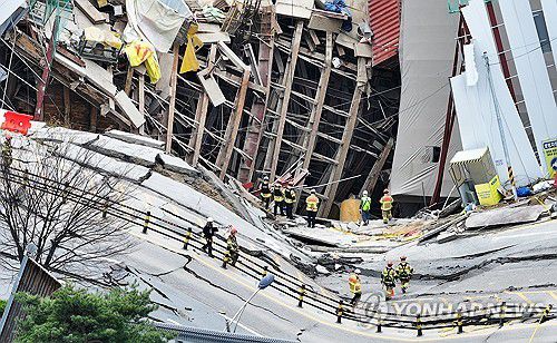 계속되는 실종자 수색작업(광명=연합뉴스) 홍기원 기자 = 붕괴 사고가 발생한 경기도 광명시 신안산선 지하터널 공사 현장에서 12일 구조대원들이 실종자를 수색하고 있다.      지난 11일 경기도 광명시 양지사거리 부근 신안산선 복선전철 제5-2공구 지하터널 공사 현장과 상부 도로가 함께 붕괴하는 사고가 났다. 2025.4.12 xanadu@yna.co.kr