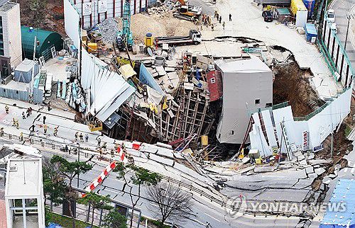 계속되는 실종자 수색작업(광명=연합뉴스) 홍기원 기자 = 붕괴 사고가 발생한 경기도 광명시 신안산선 지하터널 공사 현장에서 12일 구조대원들이 실종자를 수색하고 있다.      지난 11일 경기도 광명시 양지사거리 부근 신안산선 복선전철 제5-2공구 지하터널 공사 현장과 상부 도로가 함께 붕괴하는 사고가 났다. 2025.4.12 xanadu@yna.co.kr