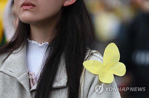 세월호 참사 11주기 기억 약속 시민대회(서울=연합뉴스) 윤동진 기자 = 12일 오후 서울 경복궁 인근에서 열린 ‘4·16 세월호 참사 11주기 기억 약속 시민대회’에서 참석자 어깨에 나비 모양 장식물이 부착돼 있다. 2025.4.12 mon@yna.co.kr