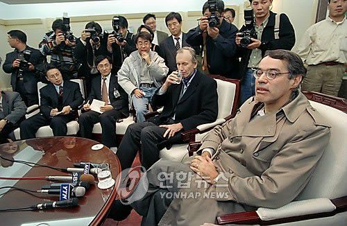 IMF 실무협의단 내한(김포=연합뉴스) 하사헌 기자 = 긴급자금 지원을 논의하기 위해 김포공항을 통해 내한하는 국제통화기금(IMF) 통화환율국 소속 토머스 밸리노 팀장(오른쪽)등 실무협의단 일행. 1997.11.23 (끝) <저작권자 ⓒ 2009 연 합 뉴 스. 무단전재-재배포 금지.>