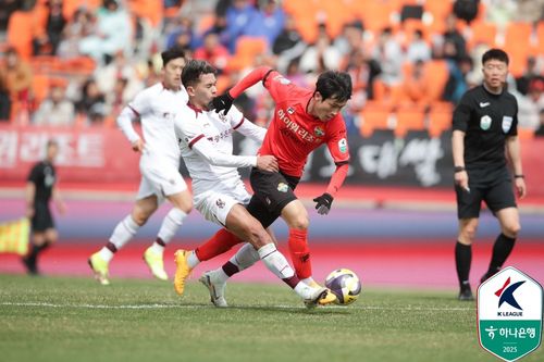 경합하는 강원 김강국(오른쪽)과 광주 헤이스.[한국프로축구연맹 제공. 재판매 및 DB 금지]