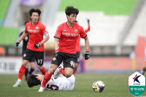 드리블하는 강원 최병찬.[한국프로축구연맹 제공. 재판매 및 DB 금지]
