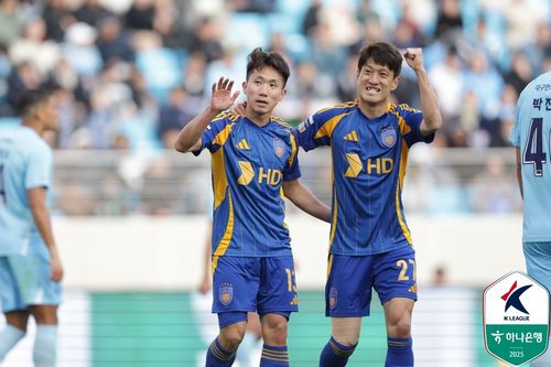 울산 강상우(왼쪽)와 이청용[한국프로축구연맹 제공. 재판매 및 DB 금지]