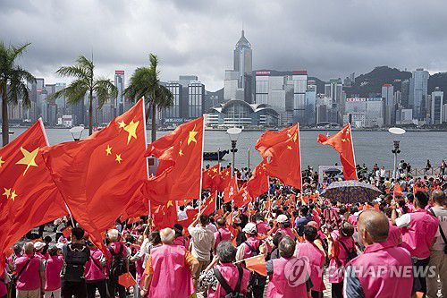 홍콩 반환 27주년 기념식에 나부끼는 오성홍기들[EPA 연합뉴스 자료사진. 재판매 및 DB 금지]