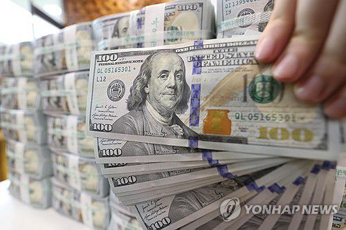 서울 중구 하나은행 위변조 대응센터의 미국 달러화[연합뉴스 자료사진]