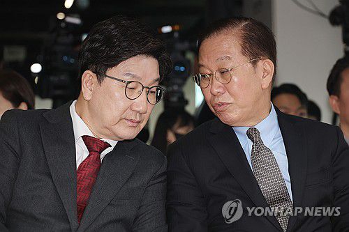 대화하는 권영세 비상대책위원장-권성동 원내대표(서울=연합뉴스) 박동주 기자 = 국민의힘 권영세 비상대책위원장과 권성동 원내대표가 지난 7일 서울 여의도 중앙당사에서 열린 사무처당직자 조회에서 대화하고 있다. [연합뉴스 자료사진]