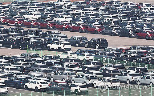 미국, 외국산 자동차 25% 관세 발효 중(평택=연합뉴스) 홍기원 기자 = 8일 경기도 평택항에 수출용 자동차가 세워져 있다.     트럼프 대통령은 취임 이후 철강·알루미늄·자동차 등에 대해 25%의 품목별 관세를 도입한 데 이어 지난 5일부터 전 세계 대다수 교역 상대국에 10%의 기본관세(보편관세)를 부과했다.     아울러 미국은 오는 9일부터 한국을 포함한 60여개 국가들에 대해서는 기본관세율(10%) 이상인 상호관세로 기본관세를 대체한다. 한국에 대해서는 25%, 중국에 대해서는 34%, 일본에 대해서는 24%의 관세율이 각각 적용된다. 2025.4.8 xanadu@yna.co.kr
