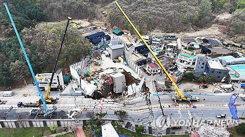 실종자를 찾아라(광명=연합뉴스) 홍기원 기자 = 붕괴 사고가 발생한 경기도 광명시 신안산선 지하터널 공사 현장에서 12일 구조대원들이 실종자를 수색하고 있다.  지난 11일 경기도 광명시 양지사거리 부근 신안산선 복선전철 제5-2공구 지하터널 공사 현장과 상부 도로가 함께 붕괴하는 사고가 났다. 2025.4.12 xanadu@yna.co.kr