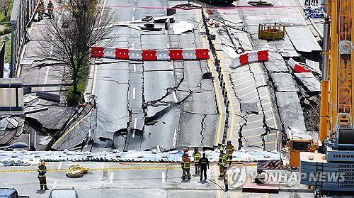 추가붕괴 우려와 악천후로 일시 중단된 수색작업(광명=연합뉴스) 홍기원 기자 = 붕괴 사고가 발생한 경기도 광명시 신안산선 지하터널 공사 현장에서 13일 구조대원들이 대기하고 있다.  지난 11일 경기도 광명시 양지사거리 부근 신안산선 복선전철 제5-2공구 지하터널 공사 현장과 상부 도로가 함께 붕괴하는 사고가 났다. 2025.4.13 xanadu@yna.co.kr