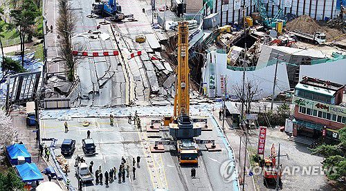 수색작업 재개 기다리는 구조대원들(광명=연합뉴스) 홍기원 기자 = 붕괴 사고가 발생한 경기도 광명시 신안산선 지하터널 공사 현장에서 13일 구조대원들이 대기하고 있다. 지난 11일 경기도 광명시 양지사거리 부근 신안산선 복선전철 제5-2공구 지하터널 공사 현장과 상부 도로가 함께 붕괴하는 사고가 났다. 2025.4.13 xanadu@yna.co.kr