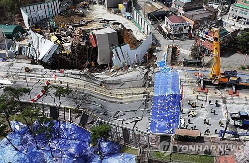신안산선 공사현장 붕괴 사흘째(광명=연합뉴스) 홍기원 기자 = 붕괴 사고가 발생한 경기도 광명시 신안산선 지하터널 공사 현장에서 13일 구조대원들이 대기하고 있다. 2025.4.13 xanadu@yna.co.kr