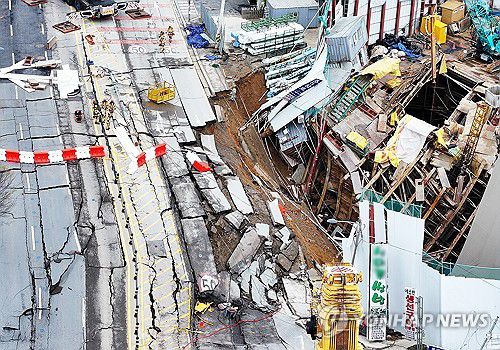 신안산선 공사현장 붕괴 사흘째(광명=연합뉴스) 홍기원 기자 = 붕괴 사고가 발생한 경기도 광명시 신안산선 지하터널 공사 현장에서 13일 구조대원들이 대기하고 있다.  지난 11일 경기도 광명시 양지사거리 부근 신안산선 복선전철 제5-2공구 지하터널 공사 현장과 상부 도로가 함께 붕괴하는 사고가 났다.  2025.4.13 xanadu@yna.co.kr