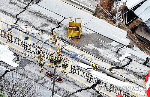 신안산선 공사현장 붕괴 사흘째(광명=연합뉴스) 홍기원 기자 = 붕괴 사고가 발생한 경기도 광명시 신안산선 지하터널 공사 현장에서 13일 구조대원들이 대기하고 있다. 2025.4.13 xanadu@yna.co.kr