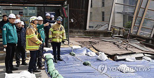 신안산선 붕괴 사고 현장 찾은 이한경 본부장(서울=연합뉴스) 행정안전부 이한경 재난안전관리본부장이 13일 경기 광명시 신안산선 지하터널 공사 붕괴 사고 현장을 찾아 관계자들과 현장을 살피고 있다. 2025.4.13 [행정안전부 제공. 재판매 및 DB 금지] photo@yna.co.kr