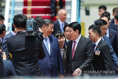 시진핑, 하노이 도착…베트남 국빈방문 개시(하노이 AFP=연합뉴스) 시진핑 중국 국가주석(가운데)이 1박2일간의 베트남 국빈 방문을 위해 14일(현지시간) 하노이 노이바이 국제공항에 도착, 르엉 끄엉 베트남 국가주석과 만나 대화하고 있다. 2025.04.14