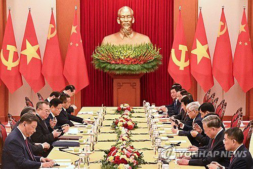 시진핑 중국 국가주석과 또 럼 베트남 공산당 서기장 회담(하노이 AP=연합뉴스) 14일(현지시간) 베트남 하노이를 국빈 방문한 시진핑 중국 국가주석(왼쪽 앞)과 또 럼 베트남 공산당 서기장(오른쪽 앞)이 회담을 하고 있다. 2025.04.14