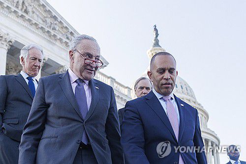민주당 하킴 제프리스 하원 원내대표(우측)와 척 슈머 상원 원내대표(좌측)[EPA 연합뉴스 자료사진]