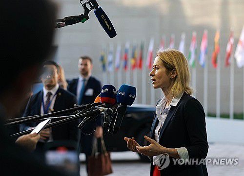 EU 외교장관회의 참석한 고위대표 (룩셈부르크 EPA=연합뉴스) 카야 칼라스 EU 외교안보 고위대표가 14일(현지시간) 룩셈부르크에서 열린 EU 외교장관회의에 앞서 기자들 질문에 답하고 있다. 2025.4.14 photo@yna.co.kr [재판매 및 DB 금지]