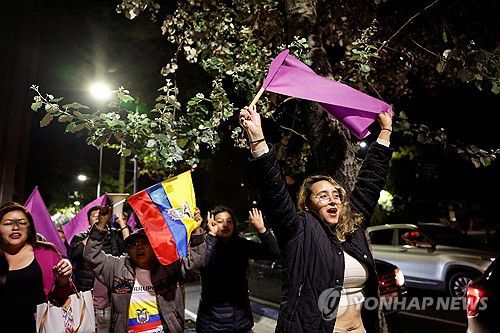 환호하는 노보아 지지자[키토 로이터 연합뉴스. 재판매 및 DB 금지]