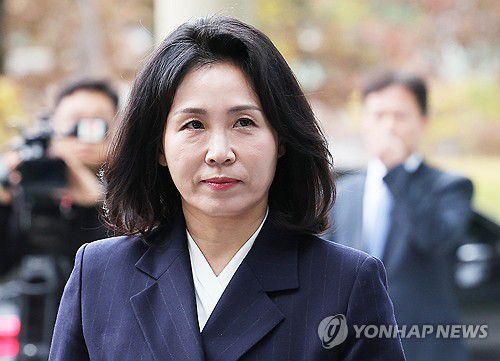 공직선거법 위반 혐의 선고공판 출석하는 김혜경 씨(수원=연합뉴스) 홍기원 기자 = 공직선거법 위반 혐의로 불구속기소 된 더불어민주당 이재명 전 대표의 배우자 김혜경 씨가 지난해 11월 14일 오후 경기도 수원시 영통구 수원지방법원에서 열린 1심 선고공판에 출석하고 있다. 2024.11.14 xanadu@yna.co.kr