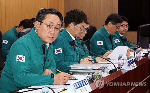 어선 사고 긴급 현안 회의(세종=연합뉴스) 배재만 기자 = 강도형 해양수산부 장관이 14일 정부세종청사 해수부 중회의실에서 열린 어선 사고 긴급 현안 회의에서 최근 연이은 어선 사고 상황 공유 및 해양 사고 예방을 위한 제도관리 등을 논의하고 있다. 2025.2.14 scoop@yna.co.kr