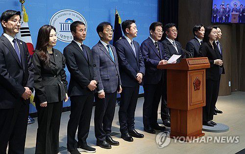 캠프 인선 소개하는 이재명 전 대표(서울=연합뉴스) 서명곤 기자 = 더불어민주당 이재명 전 대표가 11일 서울 여의도 국회 소통관에서 열린 '비전 선포식 및 캠프 일정 발표'에서 캠프 인선을 소개하고 있다. 2025.4.11 seephoto@yna.co.kr