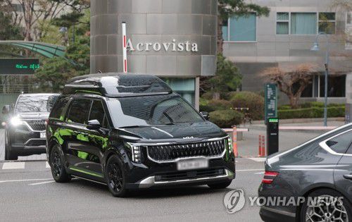 형사재판 출석 위해 사저 나서는 윤석열 전 대통령(서울=연합뉴스) 김인철 기자 = 내란 우두머리 혐의 사건 첫 정식 재판에 출석하는 윤석열 전 대통령의 차량이 14일 서울 서초구 사저 출입구를 나서고 있다. 2025.4.14 yatoya@yna.co.kr