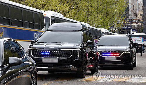 중앙지법 도착한 윤 전 대통령 차량(서울=연합뉴스) 내란 우두머리 혐의로 기소된 윤석열 전 대통령의 첫 형사재판이 열리는 14일 윤 전 대통령이 탑승한 차량이 서울 서초구 서울중앙지방법원으로 들어서고 있다. 2025.4.14 [사진공동취재단] photo@yna.co.kr