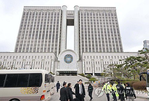 통제되는 중앙지법(서울=연합뉴스) 윤석열 전 대통령의 내란 혐의 첫 형사 재판이 열리는 14일 서울중앙지방법원이 통제되고 있다. 2025.4.14 [사진공동취재단] photo@yna.co.kr