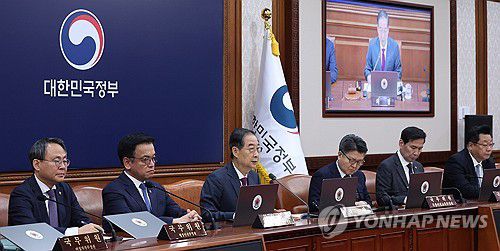 한덕수 권한대행, 국무회의(서울=연합뉴스) 한상균 기자 = 한덕수 대통령 권한대행 국무총리가 14일 정부서울청사에서 국무회의를 하고 있다. 2025.4.14 [대통령실통신사진기자단] xyz@yna.co.kr