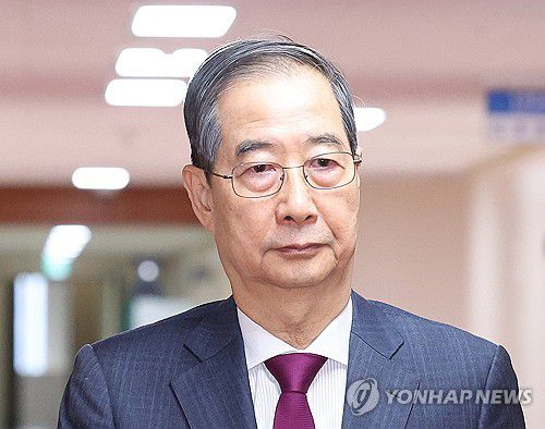 국무회의 입장하는 한덕수 권한대행(서울=연합뉴스) 한상균 기자 = 한덕수 대통령 권한대행 국무총리가 14일 정부서울청사에서 국무회의에 입장하고 있다. 2025.4.14 [대통령실통신사진기자단] xyz@yna.co.kr