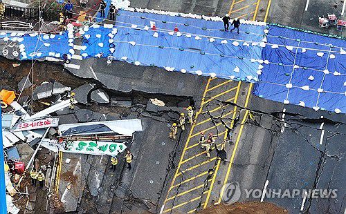 실종자를 찾아라(광명=연합뉴스) 홍기원 기자 = 붕괴 사고가 발생한 경기도 광명시 신안산선 지하터널 공사 현장에서 14일 구조대원들이 이동하고 있다.  지난 11일 경기도 광명시 양지사거리 부근 신안산선 복선전철 제5-2공구 지하터널 공사 현장과 상부 도로가 함께 붕괴하는 사고가 났다. 2025.4.14 xanadu@yna.co.kr