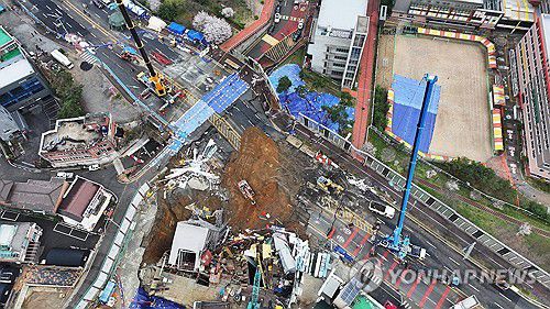 실종자를 찾아라(광명=연합뉴스) 홍기원 기자 = 붕괴 사고가 발생한 경기도 광명시 신안산선 지하터널 공사 현장에서 14일 구조대원들이 이동하고 있다. 지난 11일 경기도 광명시 양지사거리 부근 신안산선 복선전철 제5-2공구 지하터널 공사 현장과 상부 도로가 함께 붕괴하는 사고가 났다. 2025.4.14 xanadu@yna.co.kr