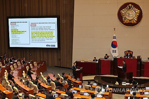 질문 듣는 박성재 법무부 장관(서울=연합뉴스) 박동주 기자 = 14일 정치·외교·통일·안보 분야 대정부질문이 진행된 국회 본회의에서 박성재 법무부 장관이 더불어민주당 김영배 의원의 질문을 듣고 있다. 2025.4.14 pdj6635@yna.co.kr