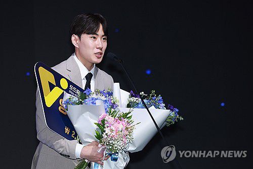 우리카드 한태준, 남자부 영플레이어상 수상(서울=연합뉴스) 신현우 기자 = 14일 서울 서대문구 스위스그랜드호텔에서 열린 프로배구 도드람 2024-2025 V리그 시상식에서 남자부 영플레이어상을 수상한 우리카드 세터 한태준이 소감을 말하고 있다. 2025.4.14 nowwego@yna.co.kr