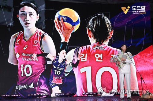 레전드 김연경, 여자배구 통합 MVP(서울=연합뉴스) 신현우 기자 = 14일 서울 서대문구 스위스그랜드호텔에서 열린 프로배구 도드람 2024-2025 V리그 시상식에서 여자부 정규리그 MVP를 수상한 김연경이 소감을 밝히고 있다.     이날 수상으로 김연경은 통산 7번째 정규리그 MVP 트로피를 손에 넣었다. 아울러 역대 최초로 데뷔 시즌과 은퇴 시즌에 챔프전 MVP와 정규리그 MVP를 모두 차지하는 위업을 달성했다. 2025.4.14 nowwego@yna.co.kr
