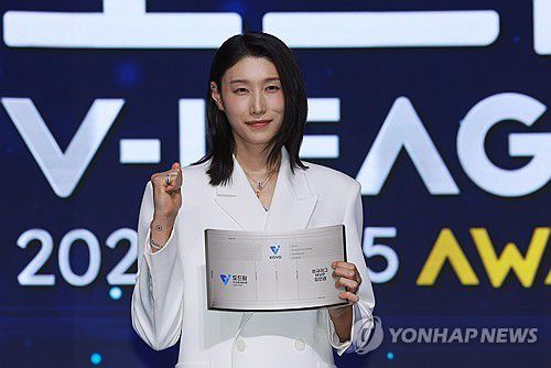 MVP로 끝낸 김연경(서울=연합뉴스) 신현우 기자 = 14일 서울 서대문구 스위스그랜드호텔에서 열린 프로배구 도드람 2024-2025 V리그 시상식에서 여자부 정규리그 MVP를 수상한 김연경이 기념 촬영하고 있다.     이날 수상으로 김연경은 통산 7번째 정규리그 MVP 트로피를 손에 넣었다. 아울러 역대 최초로 데뷔 시즌과 은퇴 시즌에 챔프전 MVP와 정규리그 MVP를 모두 차지하는 위업을 달성했다. 2025.4.14 nowwego@yna.co.kr
