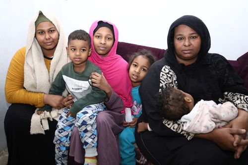 이집트 카이로서 현지인과 함께 거주하는 수단 난민 가족(카이로=연합뉴스) 성도현 기자 = 이집트 카이로 내 수단 커뮤니티에서 네 자녀 및 여동생과 거주하는 수단 난민 니헬 압델 라흐만(맨 오른쪽) 씨가 막내아들을 안고 지난달 22일(현지시간) 자택에서 연합뉴스와 인터뷰를 하고 있다. 16개월인 막내아들은 천식과 폐렴, 영양실조가 심해 병원 치료를 받고 있다. 2025.4.15 raphael@yna.co.kr