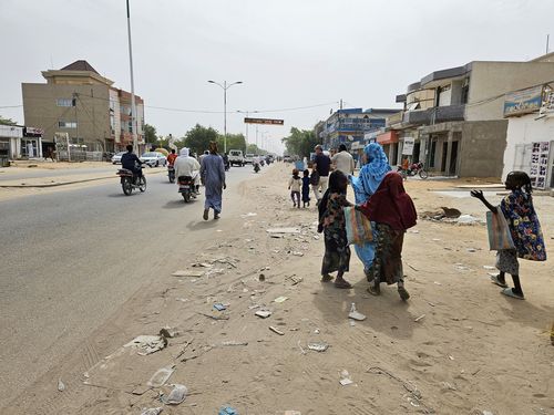 차드 수도 은자메나 거리 걷는 수단 난민들(은자메나[차드]=연합뉴스) 성도현 기자 = 지난 3일(현지시간) 수단 난민들이 모여 사는 차드 수도 은자메나 내 한 거리의 모습. 2025.4.15 raphael@yna.co.kr
